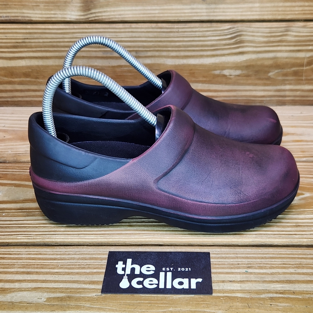 Crocs Womens 7 Plastic Clogs Slip Resistant Black / Maroon Slip On Work Shoes